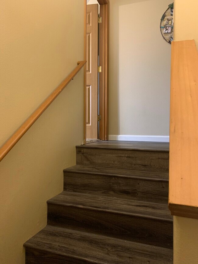 Parte superior de la escalera a la izquierda hacia el dormitorio principal. - 206 E Illinois St