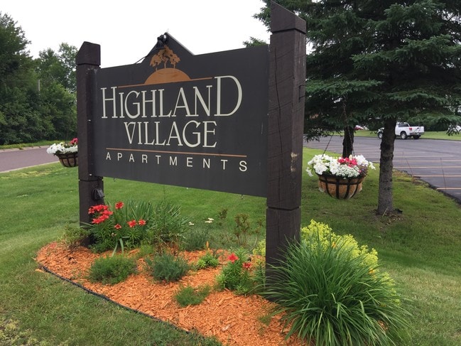 Entrada - Highland Village Apartments