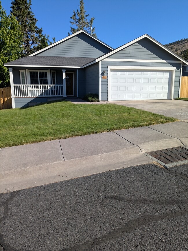 Building Photo - 5105 Hickory Ln