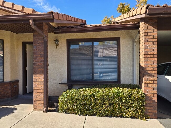 Building Photo - 2 bed 2 bath Duplex!