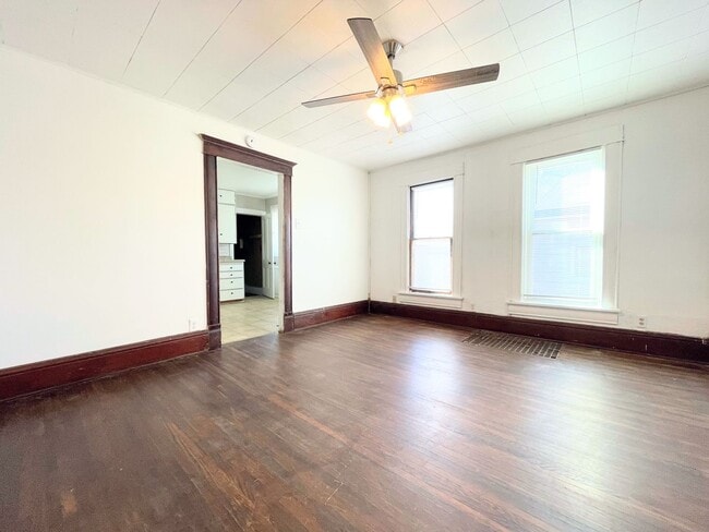 Photo - Large 3 Bed, 1 Bath With Fenced in Yard