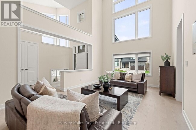 Photo - 157 Springside Cres