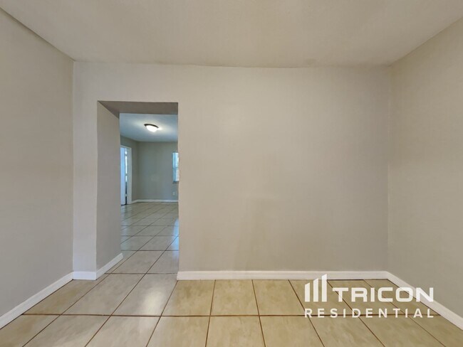 Photo - 1430 Thames Ln