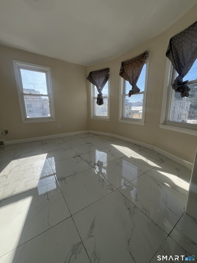 Building Photo - 352 Wilmot Ave Unit 2