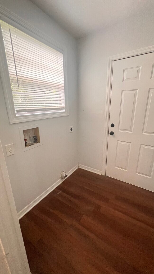 Photo - 1976 College Cir S