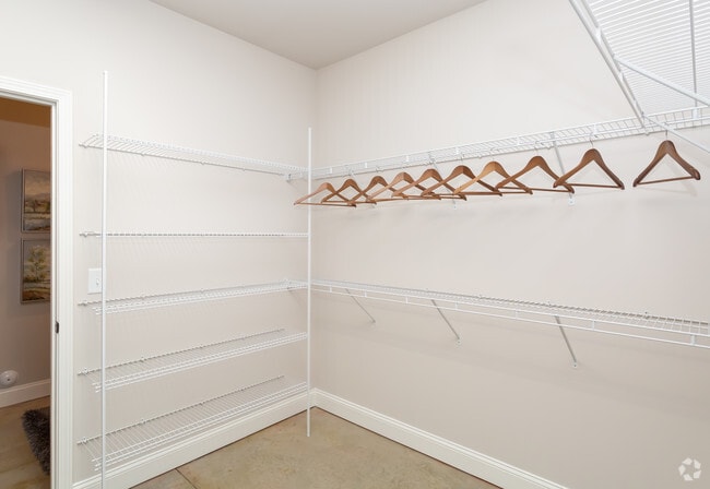 1BR, 1BA - 801sf A1H- Walk-In Closet