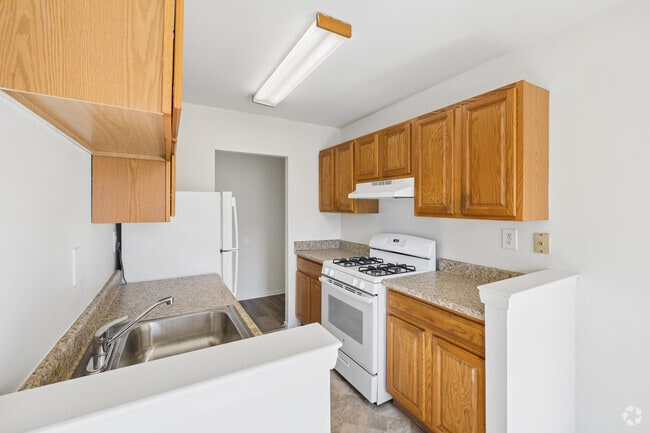 1BR, 1BA - 775SF - Kitchen - Beechwood Gardens