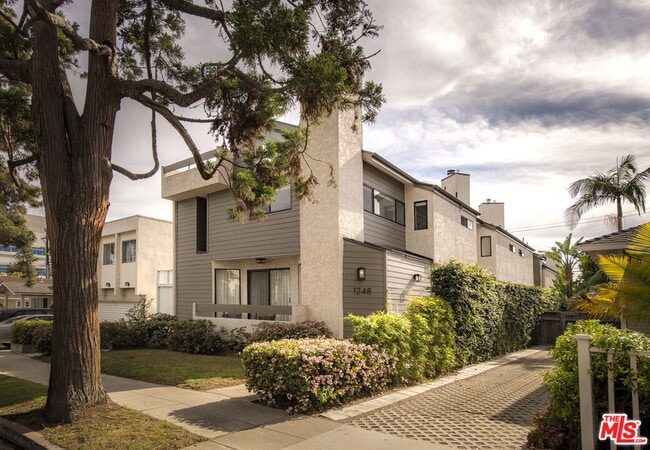 Building Photo - 1248 23rd St Unit 1