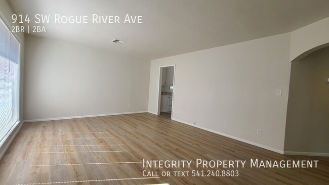 Photo - 914 SW Rogue River Ave