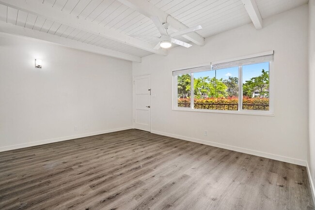 Photo - Quiet Comfortable Upstairs 2 Bedroom 1 Bat... Unit 524 #1