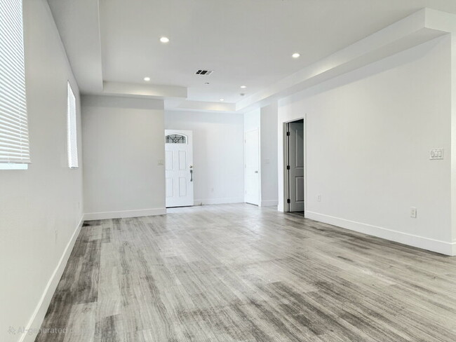 Photo - 827 E 74th St