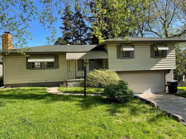 Building Photo - Must See 3 Bedroom with Private Backyard!!