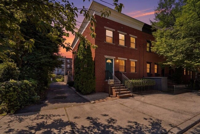 Building Photo - 295 9th St Unit whole House