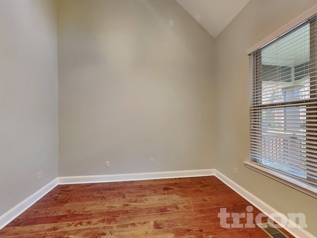 Photo - 3725 Warwick Way