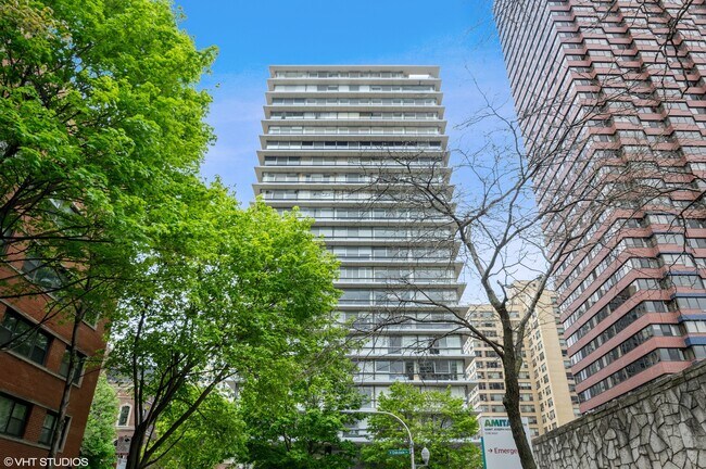 Photo - 320 W Oakdale Ave Condo