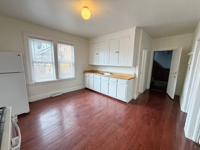 Building Photo - 3214 Holbrook St Unit #1R