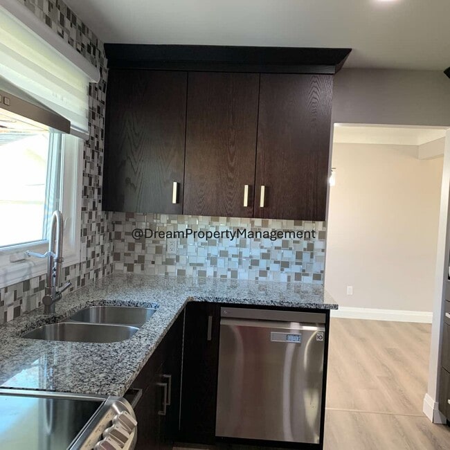 Building Photo - 101 Hanna Crescent