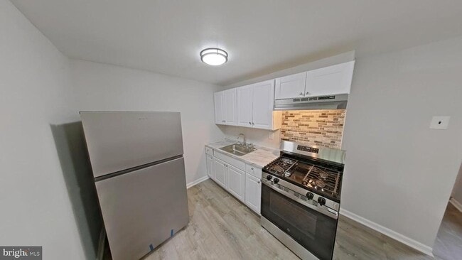 Photo - 868 E Locust Ave