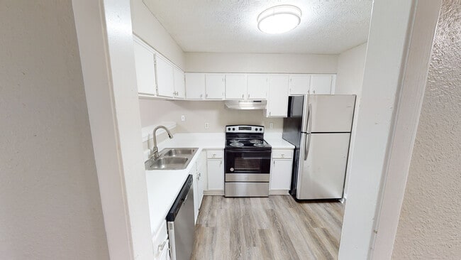 Kitchen - 2000 Oasis Apartments