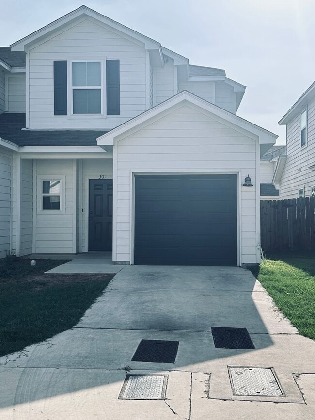 Photo - 3BD 2.5BA Townhome near 410 and I-35