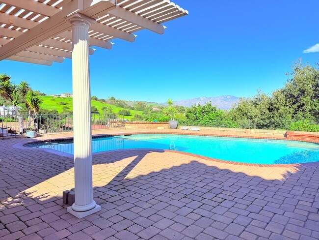 Building Photo - 3 Bedroom Beautiful Home with a stunning view