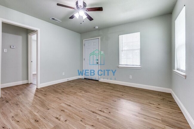 Photo - 405 Viaduct St