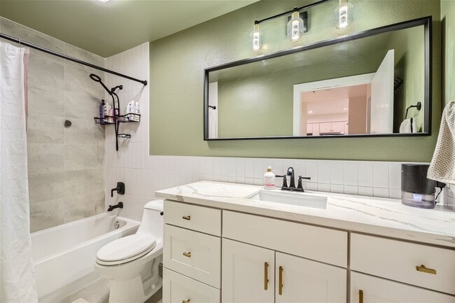 Photo - Available September 1st >> Stunning 1BR/1BA Condo for Rent! 1 Parking Garage Space + W/S/G Includ... Unidad 209