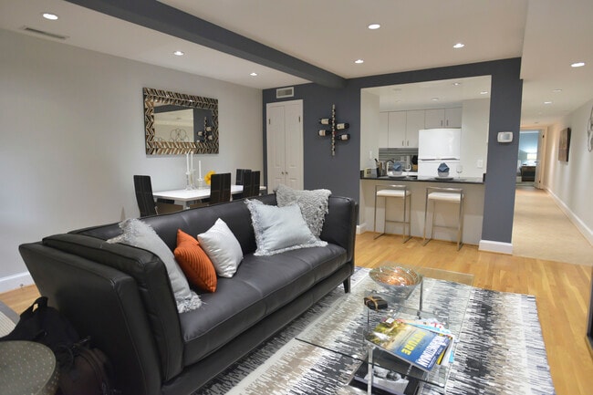 Photo - 1746 T St NW Unidad 1746