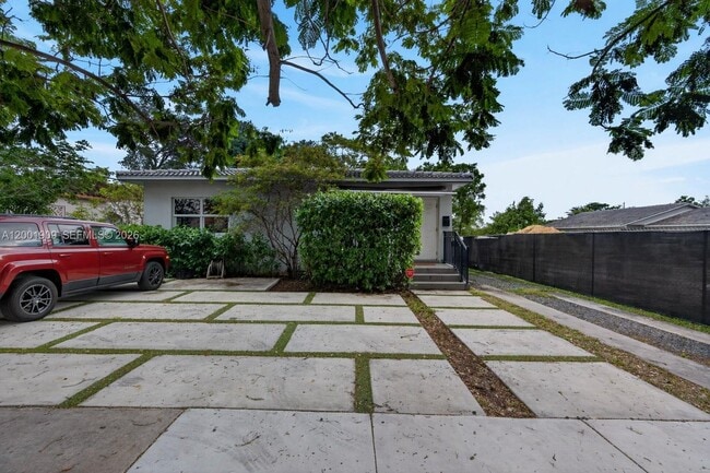 Building Photo - 2940 SW 25th Ter