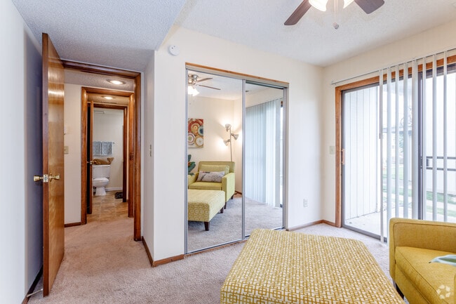 2BR, 1BA - 764 SF