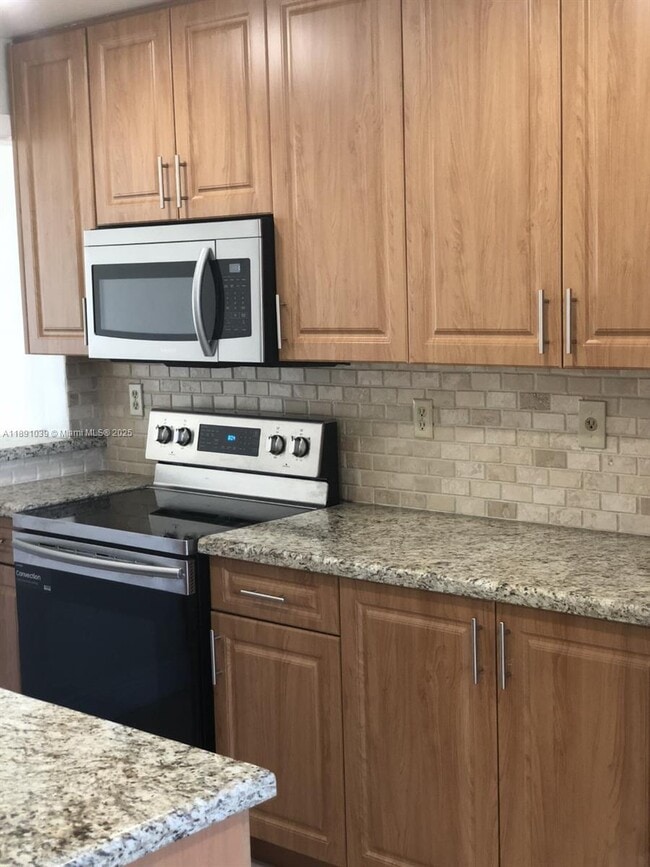 Building Photo - 151 Lakeview Dr Unit 201
