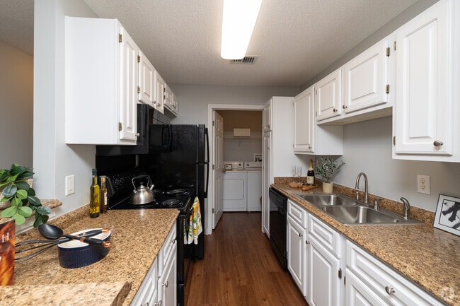2BR, 2BA - 1,098SF - Kitchen