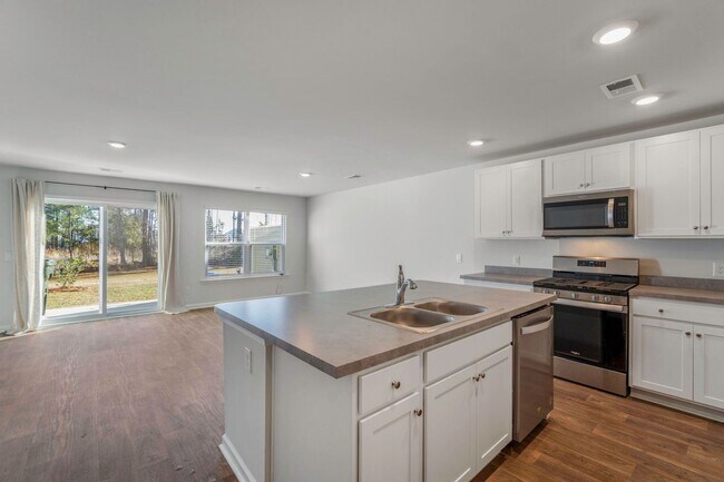 Photo - Beautiful 4-Bedroom 2.5 Bath Townhome