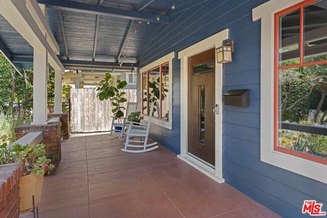 124 S Hobart Blvd