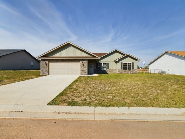 Building Photo - 3 Bed 2 Bath w/ Fence Built in 2022 Availa... Rental