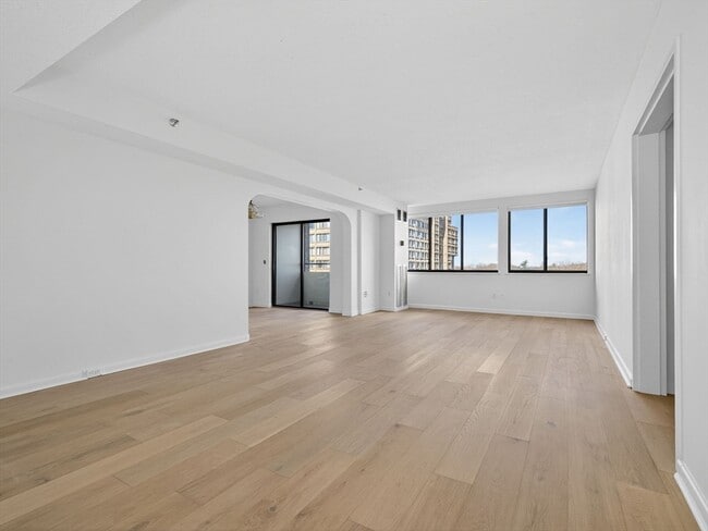 Building Photo - 250 Hammond Pond Pkwy Unit 905S