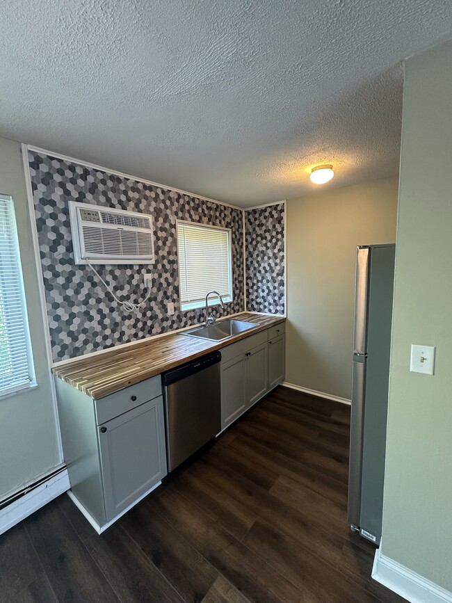 Building Photo - 1762 Cleneay Ave Unit 1762 Cleneay APARTMENT
