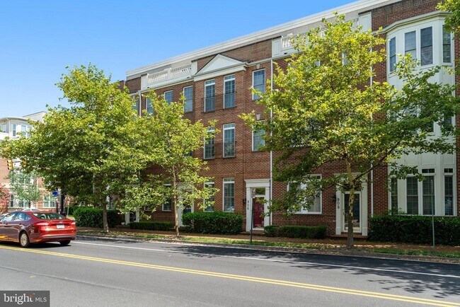 Photo - 906 Slaters Ln Townhome