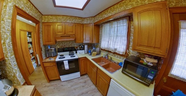 Building Photo - 3D Tour Available - Attached Garage + Washer & Dryer Included + Great Back Deck! Available August...