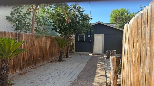 Photo - 907 Laredo St