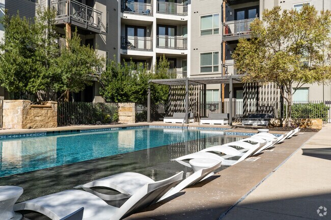 Piscina 2 sillas con sol - Bridge at Midtown Commons