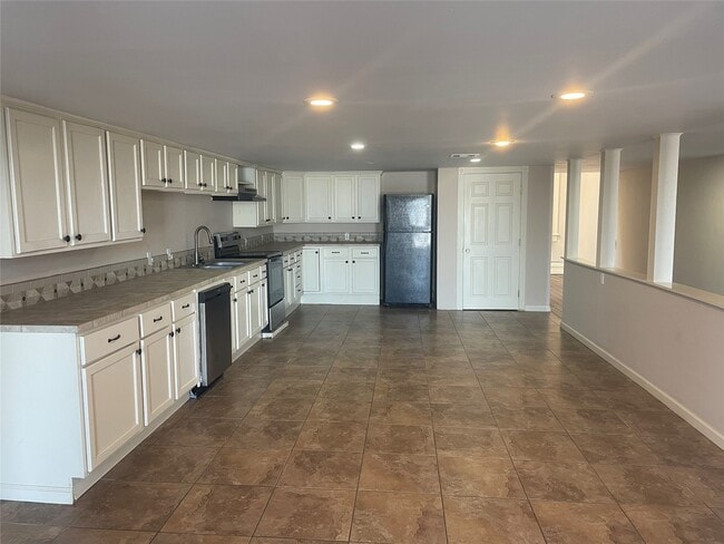 Building Photo - 2116 The Strand Unit 205