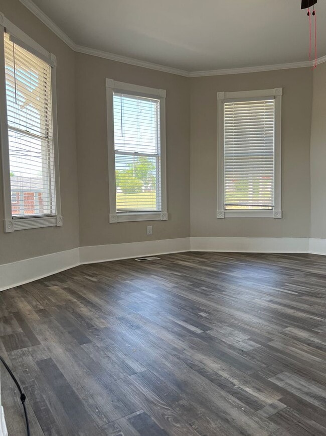 Photo - 908 N Main St