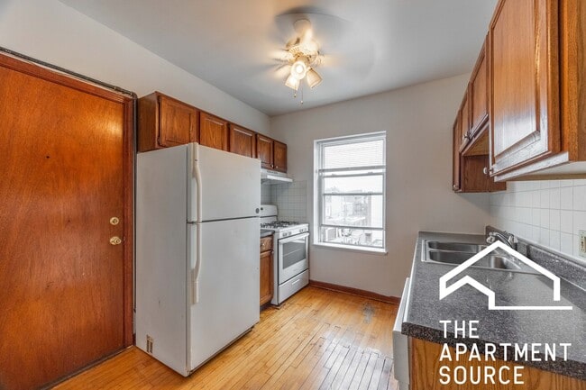 Building Photo - 3153 W Argyle St Unit 3W