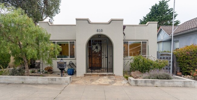 Building Photo - Forest Avenue Hideaway