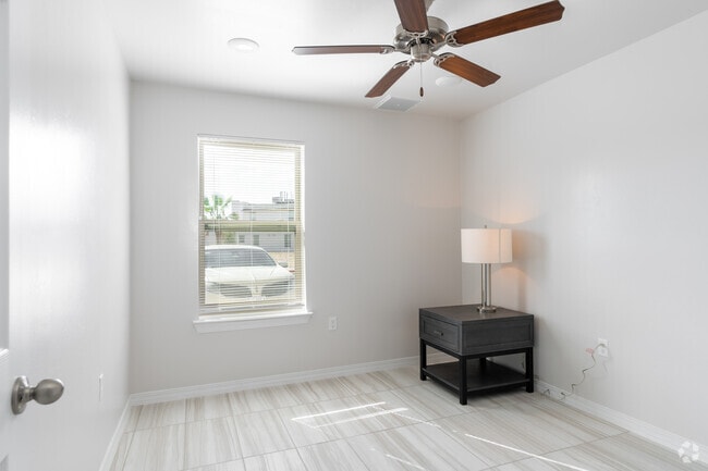 2BR, 1BA - 865SF - Primary Bedroom