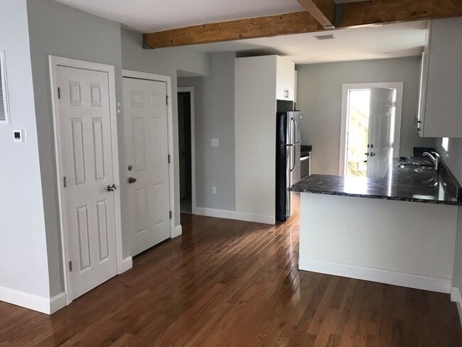 Building Photo - 50 Linden St Unit 2