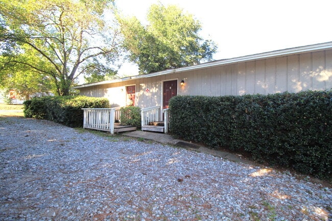 Building Photo - 2BR/1BA Apartment with Wood-Look Flooring,... Unit D