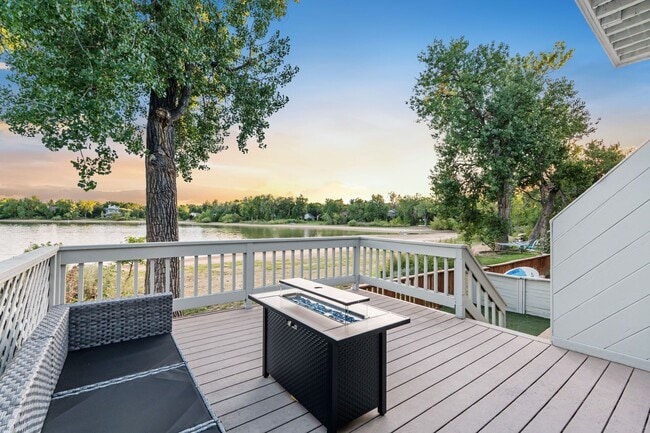 Building Photo - Lakeside living in 3-bedroom, multi-story ... Rental