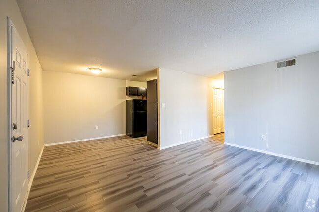 2BR, 2BA 880-SF